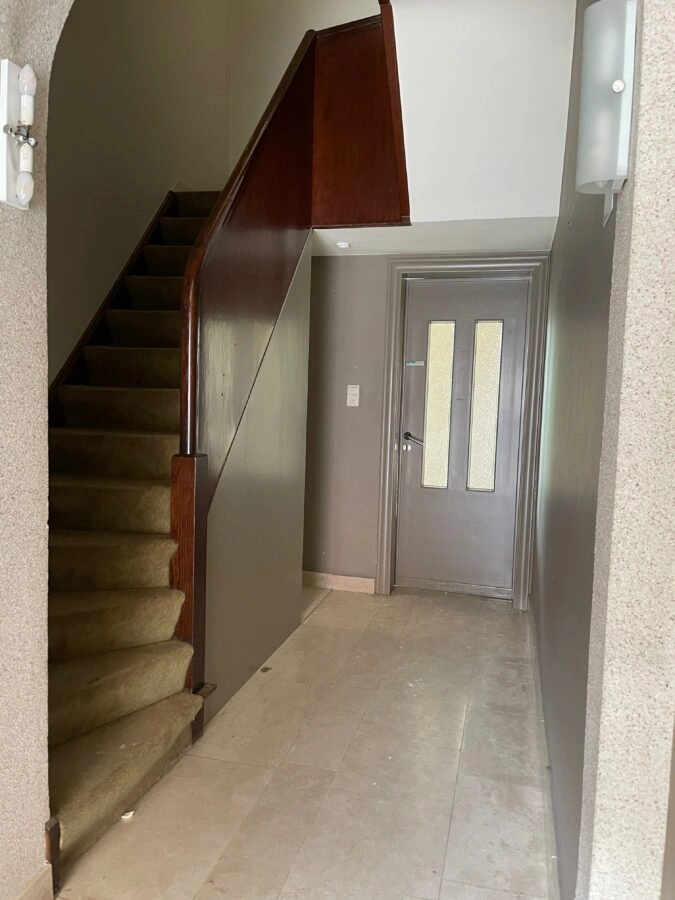 te renoveren inkomhal in charme woning.